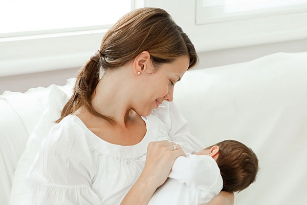 Sữa mẹ: Nguồn dinh dưỡng quan trọng cho trẻ sinh non