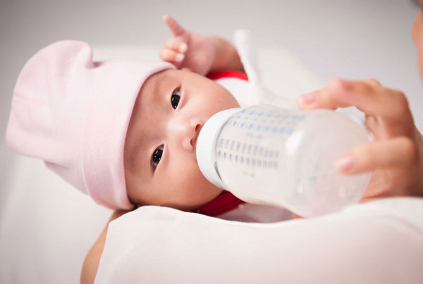 Nuôi con bằng sữa mẹ: Khi bé thích bú bình hơn bú mẹ
