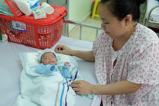 Bệnh viện Hùng Vương nuôi sống bé trai sinh non nặng vỏn vẹn 700 gram