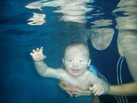 Tập bơi cho bé ngay từ sơ sinh