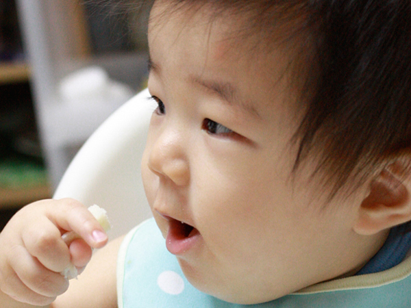 Nuôi con kiểu Nhật: Chọn đồ dùng cho bé ăn dặm đúng cách