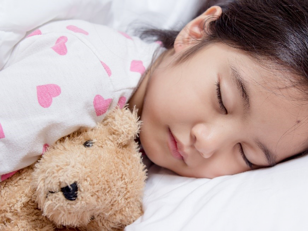 Cho trẻ sơ sinh ngủ dưới ánh đèn quá sáng có tác hại gì không?