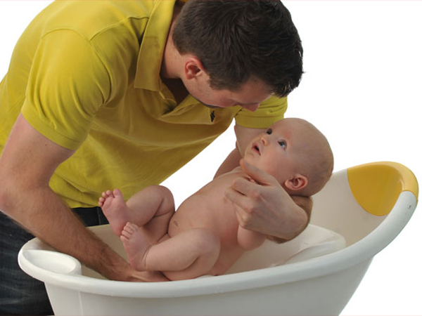 Tắm cho bé sơ sinh: Bố ơi, đừng sợ!