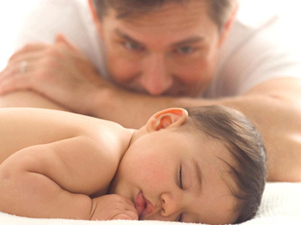 Cách để trẻ sơ sinh ngủ sâu giấc khi chung giường với bố mẹ