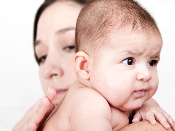 Trẻ sơ sinh bị đầy bụng: Mẹ nên làm gì?