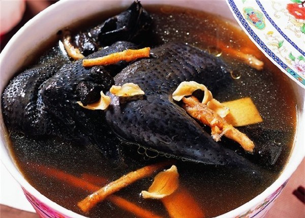 "Học lỏm" mẹ Singapore cách nấu súp gà ác cho bé trị cảm lạnh lúc giao mùa