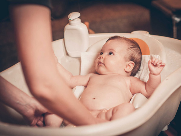 Cách tắm bé sơ sinh bị cảm bằng nước gừng hiệu quả