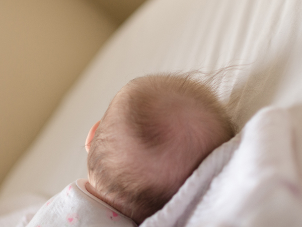 "Giải ảo" việc cạo đầu trọc cho trẻ sơ sinh giúp con mọc tóc dày hơn khi lớn