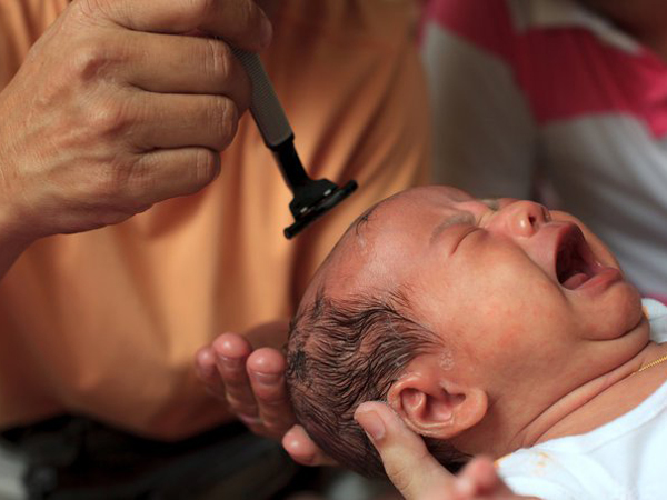"Giải ảo" việc cạo đầu trọc cho trẻ sơ sinh giúp con mọc tóc dày hơn khi lớn