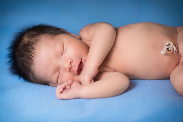 4 cách bế trẻ sơ sinh đúng cách trong lần đầu được làm bố