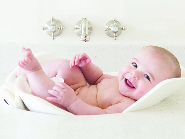 Tắm cho trẻ sơ sinh - Mẹ đã chọn được "trợ thủ"?