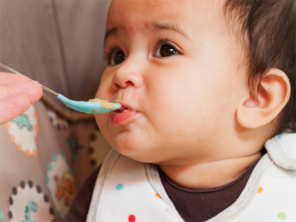 Trẻ tập ăn dặm: Dinh dưỡng thay đổi theo từng tháng!