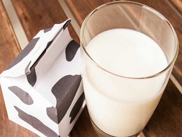 Bé uống sữa tươi: Chuyện không đơn giản!