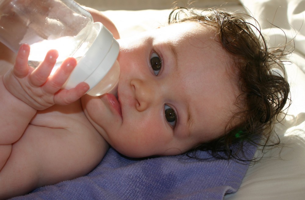 Trẻ dưới 6 tháng: Đừng cho con uống nước!