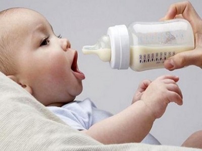 Trẻ có nguy cơ uống sữa bị nhiễm khuẩn