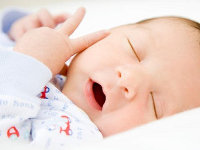 Giấc ngủ của trẻ sơ sinh: Các thói quen thường gặp