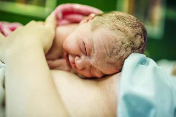 Da tiếp da: Cách chăm bé sơ sinh thuần tự nhiên