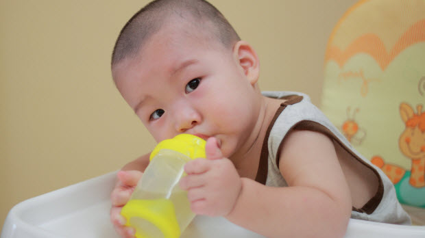 Trẻ dưới 6 tháng: Đừng cho con uống nước!