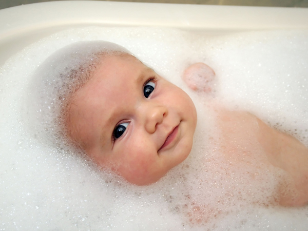 Tắm gì cho trẻ sơ sinh rụng lông nhanh lại an toàn tại nhà?
