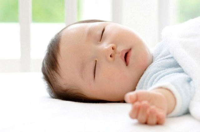 Giấc ngủ của trẻ 4 tháng tuổi và những vấn đề mẹ cần biết