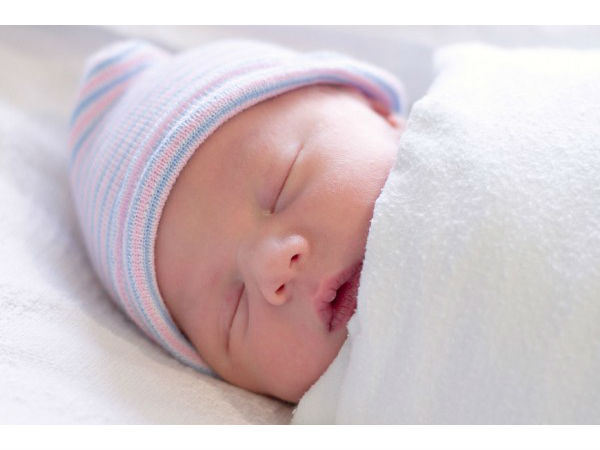 Trẻ sơ sinh ngủ nhiều bú ít: Mẹo nào cho mẹ?