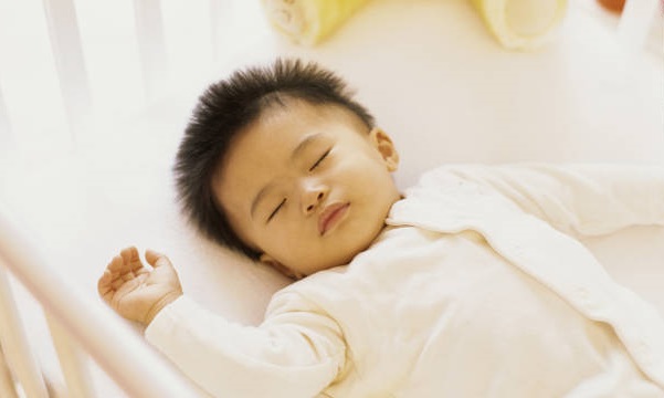 Sữa mẹ là nguyên nhân trẻ sơ sinh ngủ nhiều về đêm?