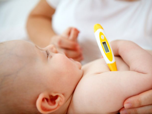 Cách hạ sốt cho trẻ 5 tháng tuổi "chuẩn" bằng thuốc Tây y