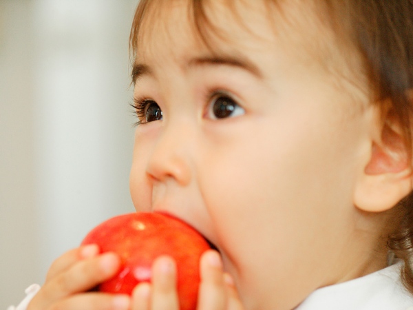 Cho bé ăn trái cây: Tưởng dễ mà khó!