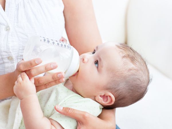 Có nên cho trẻ sơ sinh uống nước giai đoạn 0-6 tháng tuổi?