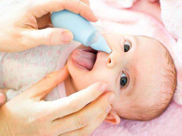 Nước muối sinh lý cho trẻ sơ sinh - Sử dụng sao cho đúng?