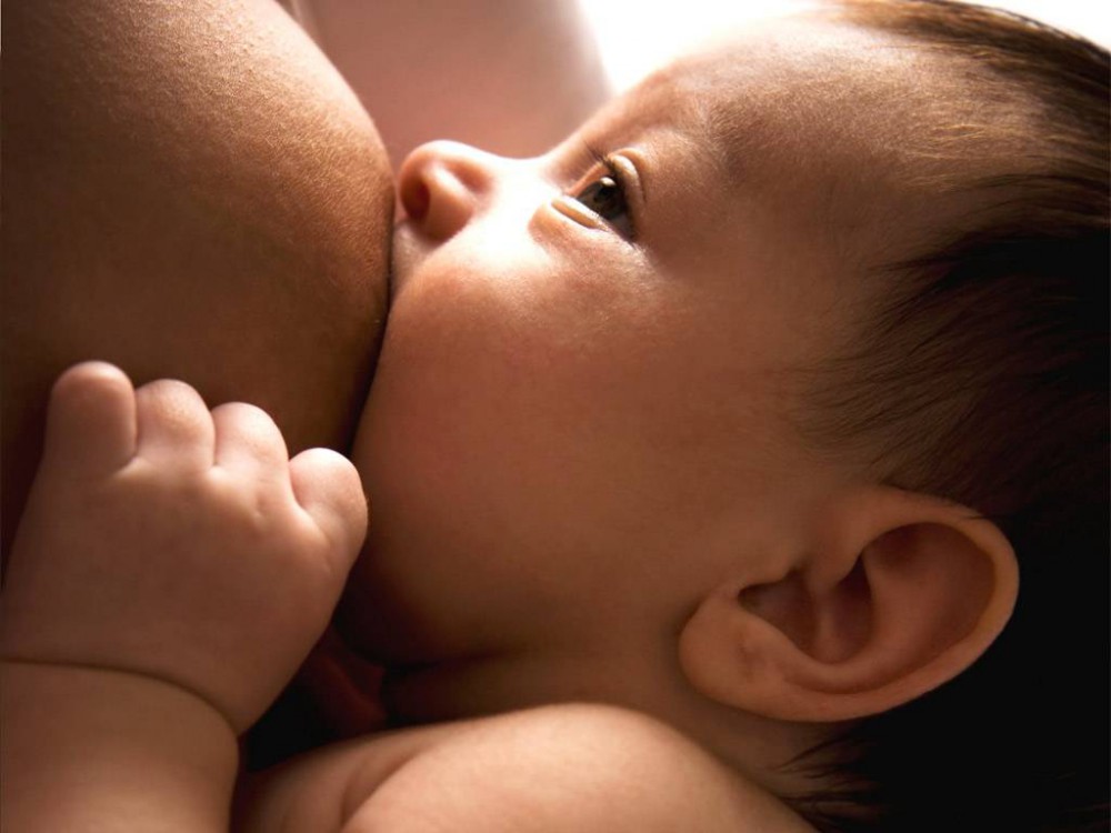 Cho bé bú đúng cách: Lời khuyên cho các mẹ sinh đôi