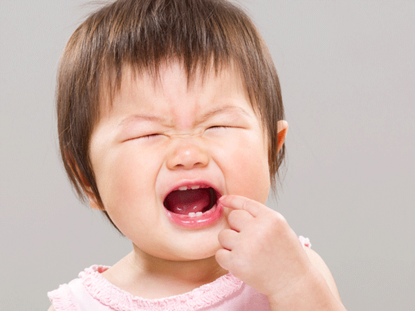 Nướu răng của trẻ bị tổn thương khi vấp té, cần làm gì ngay?