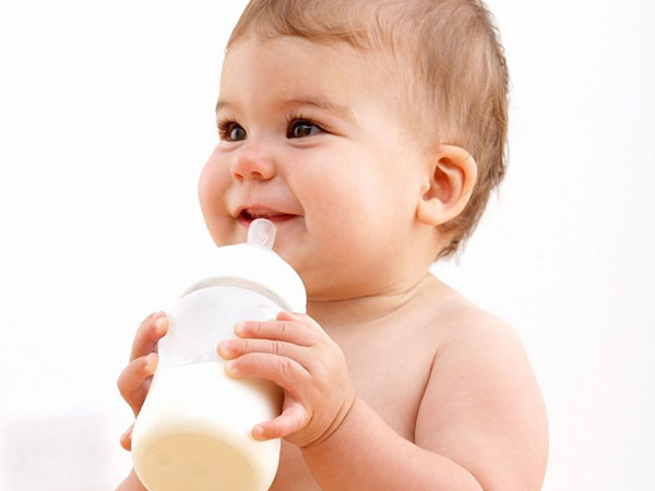 4 sai lầm bố mẹ nào cũng mắc phải khi pha sữa cho bé