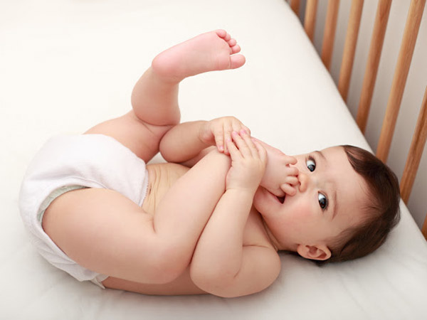 Trẻ sơ sinh bị hăm ở cổ: 5 bước giải cứu bé cưng