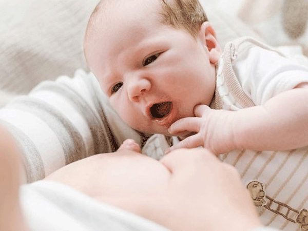 Bé bị ọc sữa: Nỗi lo thường ngày của mẹ