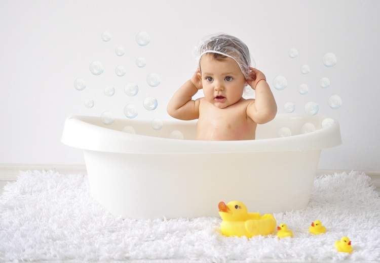 Tắm cho bé sơ sinh: Bố ơi, đừng sợ!