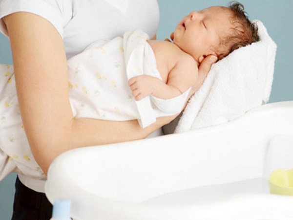 Tắm gì cho trẻ sơ sinh rụng lông nhanh lại an toàn tại nhà?