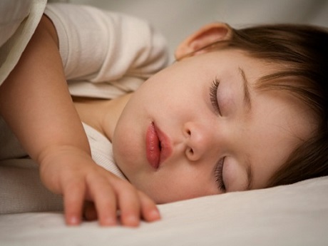 Top 9 sai lầm khiến bé khó ngủ