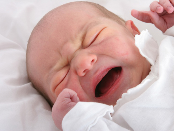 Để bé khóc và tự ngủ: Nên hay không?