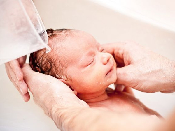 Cách tắm cho trẻ sơ sinh khi bé đang bị sốt