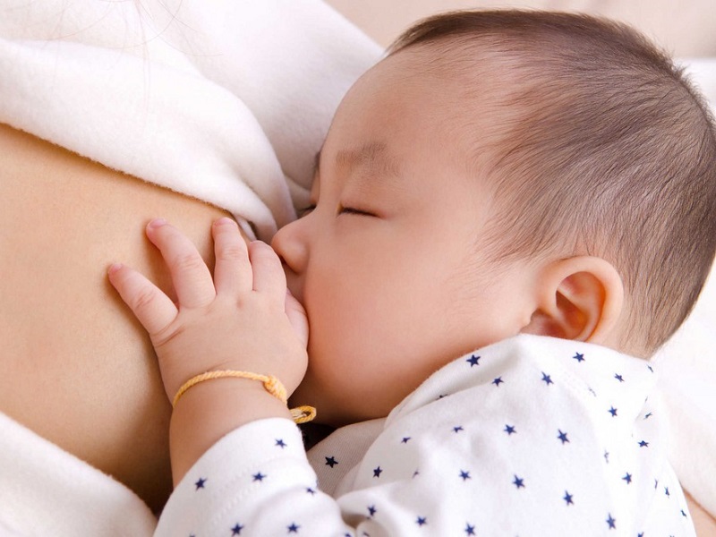 Cho bé bú đúng cách: Lời khuyên cho các mẹ sinh đôi