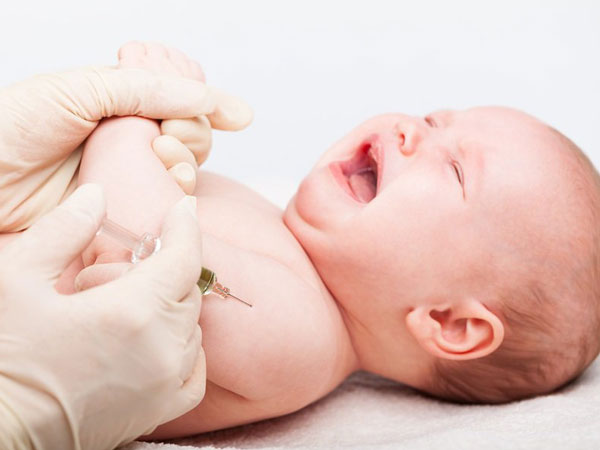 Tiêm phòng cho trẻ sơ sinh: Vắc-xin dịch vụ hay miễn phí!