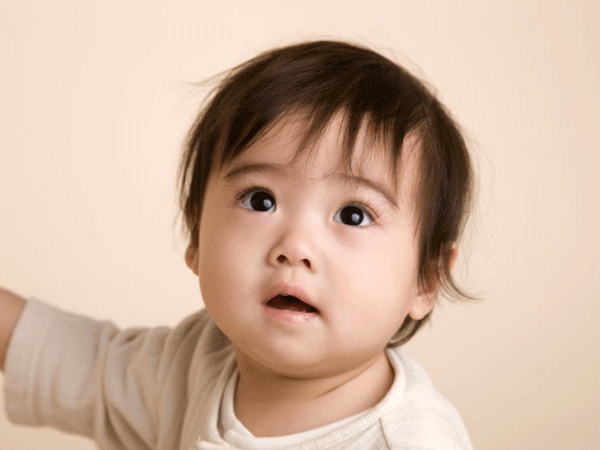 10 dấu hiệu cho thấy trẻ 1 tuổi "sắp hư"