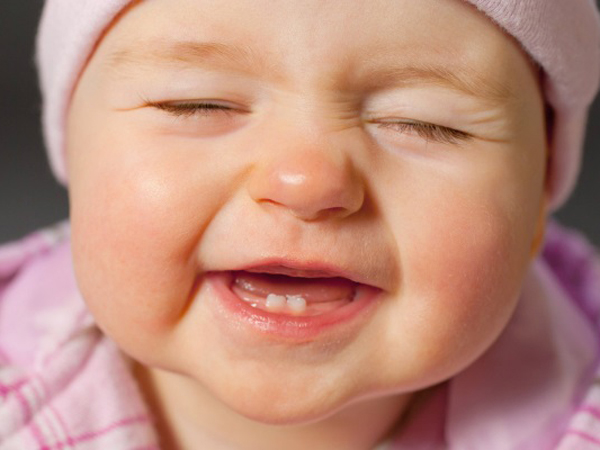 Mách mẹ cách chăm sóc răng sữa cho bé trong từng giai đoạn
