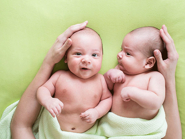 Những sự thật thú vị về trẻ sinh đôi từ trứng nước đến đời thường