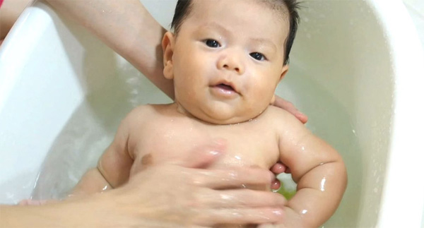 Trẻ sơ sinh bị hăm ở cổ: 5 bước giải cứu bé cưng