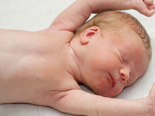 Giải mã nguyên nhân trẻ sơ sinh ngủ hay vặn mình