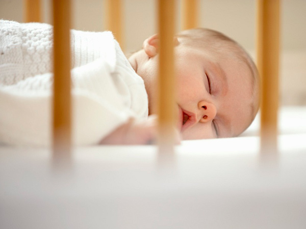 Giải đáp thắc mắc trẻ sơ sinh nằm nôi điện có tốt không?