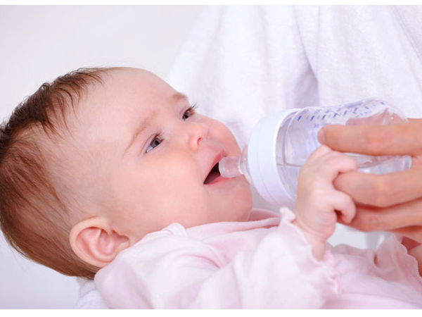Cho trẻ sơ sinh uống nước: Cẩn thận không nguy!