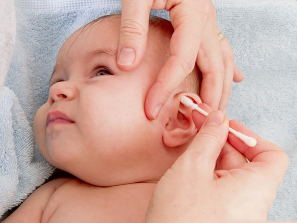 6 cách phòng ngừa tai trẻ sơ sinh có mùi hôi mẹ cần biết